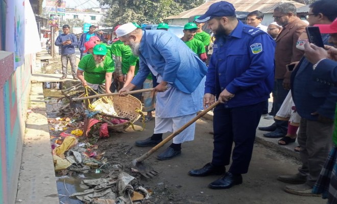 মশা ও জলাবদ্ধতা নিরসনে ড্রেনের আবর্জনা পরিষ্কার করলেন ঈশ্বরগঞ্জের ইউএনও