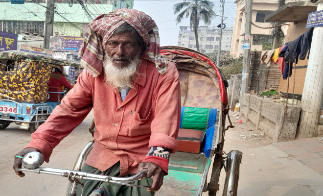 ৭০ বছর বয়সেও রিকশার প্যাডেল ঘুরিয়ে জীবন চালান তিনি